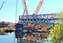 FOTO: Z mostu už je půlka pryč. Největší jeřáb v republice se pustil do práce u Ohře na okraji Žatce