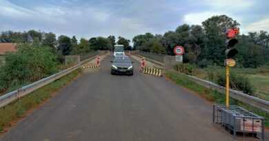 Poškozený most se semafory v Postoloprtech: oprava má začít v dubnu, průjezd pak bude uzavřen úplně