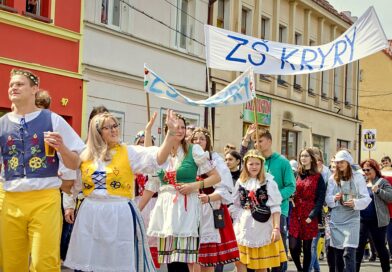 Nejdříve čarodějnice se říznou muzikou, pak Svátek dobré nálady – veselý první máj. Dvoudenní slavnost v Kryrech je tady, přijďte!