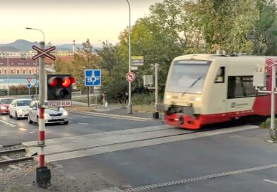 Přejezd u zastávky Louny střed bude bezpečnější. Přibližně do roka bude mít novinku: závory Přejezd u zastávky Louny střed bude bezpečnější. Přibližně do roka bude mít novinku: závory