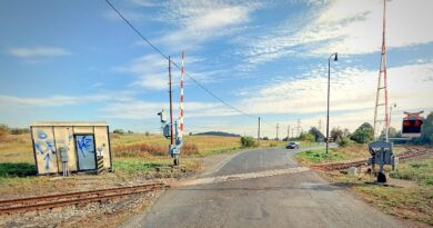 Na přejezdech u Března bude nutné jezdit opatrně. Většinu prosince nebude fungovat elektronické zabezpečení