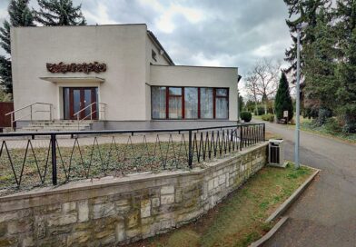 U hřbitova v Lounech se bude stavět nové parkoviště s kapacitou pro 30 aut. Prodejna keramiky se bude posouvat U hřbitova v Lounech se bude stavět nové parkoviště s kapacitou pro 30 aut. Prodejna keramiky se bude posouvat