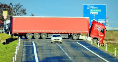 Červený kamion uvízl u Žiželic jen pár dní před otevřením obchvatu. Za dobu stavby náklaďáky porušily zákaz ve stovkách případů Červený kamion uvízl u Žiželic jen pár dní před otevřením obchvatu. Za dobu stavby náklaďáky porušily zákaz ve stovkách případů
