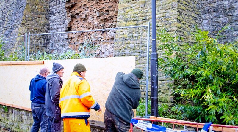 Stezka Pod Šancemi je zavřená, z hradeb padají kameny. Zákaz vstupu platí minimálně do února Stezka Pod Šancemi je zavřená, z hradeb padají kameny. Zákaz vstupu platí minimálně do února