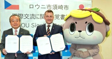 Na podpis smlouvy dohlédla plyšová vydra. Louny mají nového partnera – japonské město Susaki Na podpis smlouvy dohlédla plyšová vydra. Louny mají nového partnera – japonské město Susaki