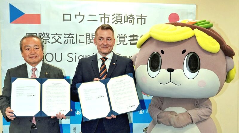 Na podpis smlouvy dohlédla plyšová vydra. Louny mají nového partnera – japonské město Susaki Na podpis smlouvy dohlédla plyšová vydra. Louny mají nového partnera – japonské město Susaki