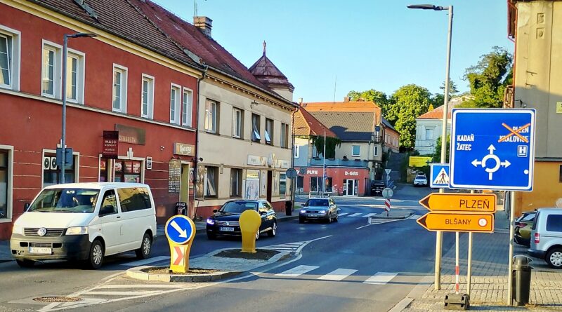 Silnice z Podbořan ve směru na Očihov, Plzeň či Prahu je zavřená. Uzavírka potrvá ještě zhruba měsíc Silnice z Podbořan ve směru na Očihov, Plzeň či Prahu je zavřená. Uzavírka potrvá ještě zhruba měsíc