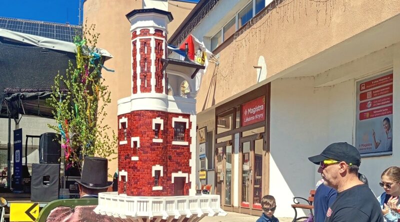 Lidé v Kryrech obdivovali unikátní model slavné rozhledny. Na výšku měří 170 cm, vznikl v dílně v Oráčově