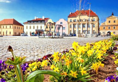 Nové náměstí v pěkné jarní atmosféře čeká na svůj ceremoniál. Zkoušky vodotrysků už proběhly, jsou krásně nasvícené