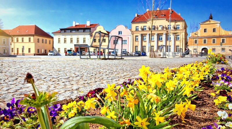 Nové náměstí v pěkné jarní atmosféře čeká na svůj ceremoniál. Zkoušky vodotrysků už proběhly, jsou krásně nasvícené
