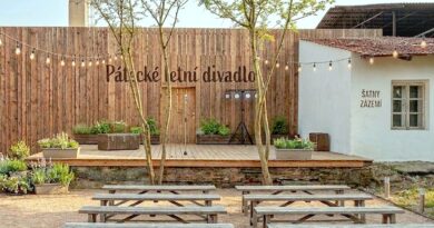 Nové pódium a lavičky pro diváky při letních pořadech. Probíhá sbírka pro zámek v Pátku, pomoci může každý