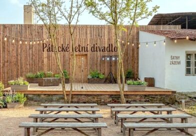 Nové pódium a lavičky pro diváky při letních pořadech. Probíhá sbírka pro zámek v Pátku, pomoci může každý Nové pódium a lavičky pro diváky při letních pořadech. Probíhá sbírka pro zámek v Pátku, pomoci může každý