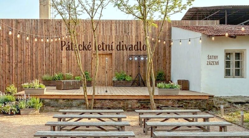 Nové pódium a lavičky pro diváky při letních pořadech. Probíhá sbírka pro zámek v Pátku, pomoci může každý Nové pódium a lavičky pro diváky při letních pořadech. Probíhá sbírka pro zámek v Pátku, pomoci může každý