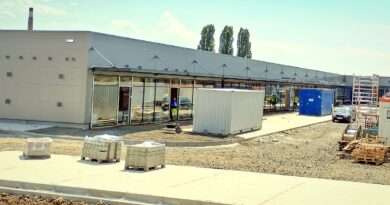 Nákupní centrum v Podbořanech: stavba postupuje k závěru, otvírat se bude v září či říjnu