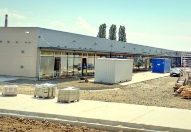 Nákupní centrum v Podbořanech: stavba postupuje k závěru, otvírat se bude v září či říjnu Nákupní centrum v Podbořanech: stavba postupuje k závěru, otvírat se bude v září či říjnu