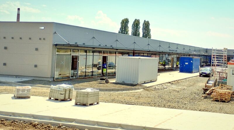 Nákupní centrum v Podbořanech: stavba postupuje k závěru, otvírat se bude v září či říjnu Nákupní centrum v Podbořanech: stavba postupuje k závěru, otvírat se bude v září či říjnu