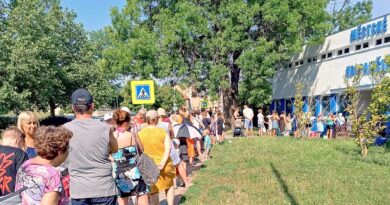 Problém v Lounech, když je pořádné horko: kdo chce na koupaliště, musí hodinu stát ve frontě na chodníku