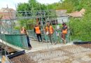 V Radonicích pomalu končí oprava problematické lávky. Most je zavřený od února, ale od prázdnin už opět začne sloužit