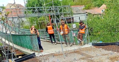 V Radonicích pomalu končí oprava problematické lávky. Most je zavřený od února, ale od prázdnin už opět začne sloužit