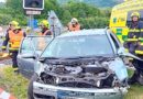 Dvě vážné nehody: auto vjelo rovnou pod vlak, kamion narazil do zdi a poškodil statiku celého domu Dvě vážné nehody: auto vjelo rovnou pod vlak, kamion narazil do zdi a poškodil statiku celého domu