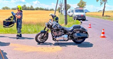 Motorkáři se srazili u Libčevsi. Jeden měl i spolujezdce, dva lidé se zranili