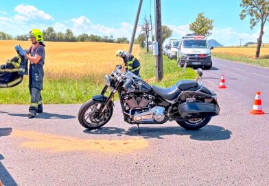 Motorkáři se srazili u Libčevsi. Jeden měl i spolujezdce, dva lidé se zranili Motorkáři se srazili u Libčevsi. Jeden měl i spolujezdce, dva lidé se zranili