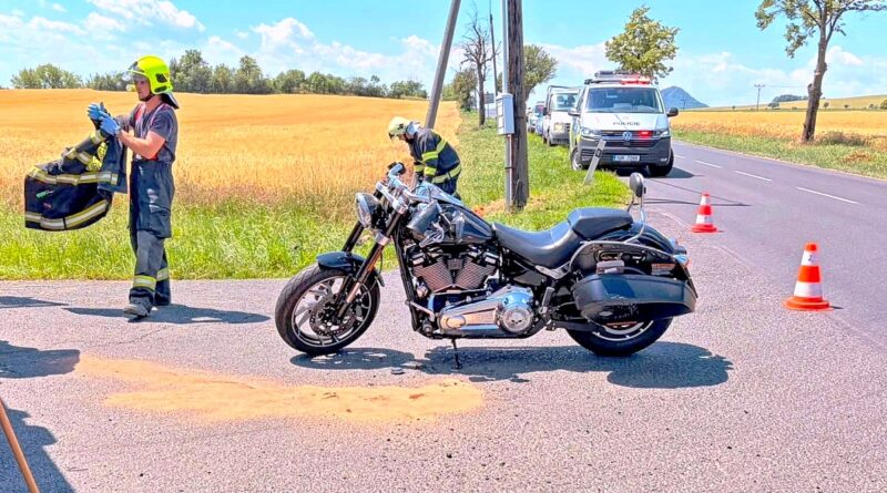 Motorkáři se srazili u Libčevsi. Jeden měl i spolujezdce, dva lidé se zranili Motorkáři se srazili u Libčevsi. Jeden měl i spolujezdce, dva lidé se zranili