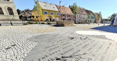 Černé skvrny mezi písmeny z kroniky na dlažbě. Vandalové zaútočili jen měsíc po otevření nového náměstí