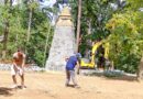 Z dřívější džungle se stává pěkný čistý moderní park. Muži pilně pracují na kopci na okraji Podbořan