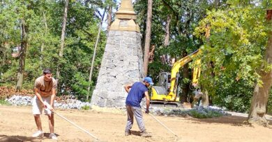 Z dřívější džungle se stává pěkný čistý moderní park. Muži pilně pracují na kopci na okraji Podbořan