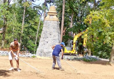 Z dřívější džungle se stává pěkný čistý moderní park. Muži pilně pracují na kopci na okraji Podbořan