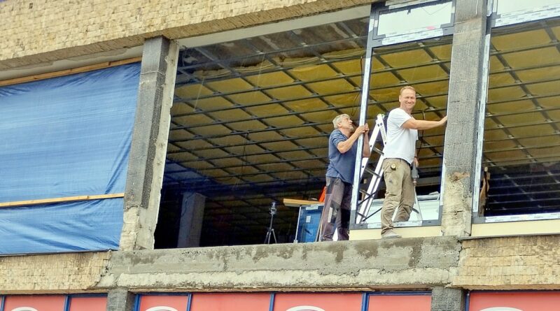 Bourání rámů na Zlatém chmelu: chlapi vyměňují okna v celém horním patře, proměna nákupního centra pokračuje Bourání rámů na Zlatém chmelu: chlapi vyměňují okna v celém horním patře, proměna nákupního centra pokračuje
