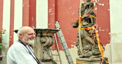 Socha Jana Nepomuckého stála u zámku padesát let bez hlavy. Teď znovu získá svou dřívější krásu