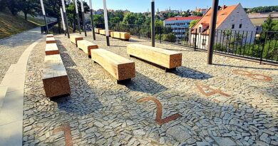 Kafíčko na nové vyhlídce z městských hradeb. Od jara bude v provozu automat s občerstvením