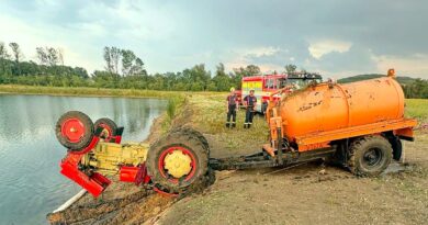 Traktůrek s cisternou čerpal vodu pro zalévání zeleně. Potom zahučel pod hladinu a na pomoc vyjeli hasiči Traktůrek s cisternou čerpal vodu pro zalévání zeleně. Potom zahučel pod hladinu a na pomoc vyjeli hasiči