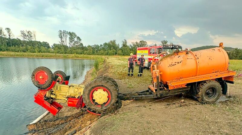 Traktůrek s cisternou čerpal vodu pro zalévání zeleně. Potom zahučel pod hladinu a na pomoc vyjeli hasiči Traktůrek s cisternou čerpal vodu pro zalévání zeleně. Potom zahučel pod hladinu a na pomoc vyjeli hasiči