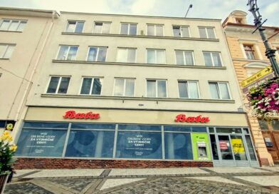 Lidé v Lounech spekulují, že tradiční prodejna Baťa na náměstí má brzy skončit. Pracovníci obchodu však nemají od firmy žádné informace Lidé v Lounech spekulují, že tradiční prodejna Baťa na náměstí má brzy skončit. Pracovníci obchodu však nemají od firmy žádné informace