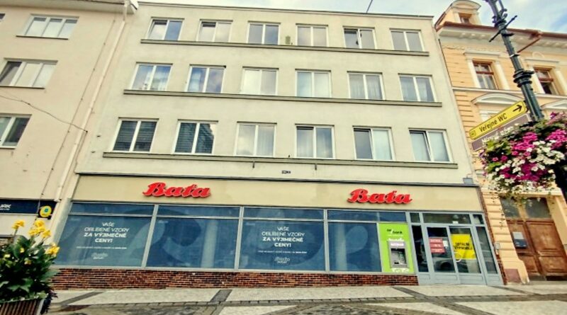 Lidé v Lounech spekulují, že tradiční prodejna Baťa na náměstí má brzy skončit. Pracovníci obchodu však nemají od firmy žádné informace Lidé v Lounech spekulují, že tradiční prodejna Baťa na náměstí má brzy skončit. Pracovníci obchodu však nemají od firmy žádné informace
