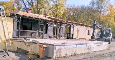 Střecha už je pryč, za fotbalovou bránou jezdí bagr. Začalo bourání restaurace Chaloupky