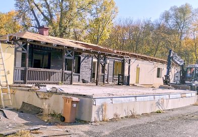 Střecha už je pryč, za fotbalovou bránou jezdí bagr. Začalo bourání restaurace Chaloupky