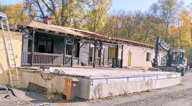 Střecha už je pryč, za fotbalovou bránou jezdí bagr. Začalo bourání restaurace Chaloupky