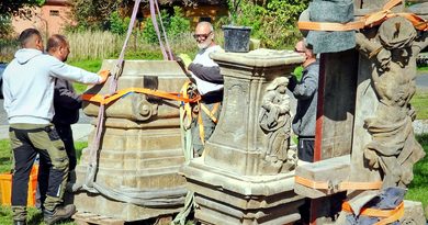 Historický kříž se vrátil do Žiželic. Nestojí již ve svahu u kaple, kde mu hrozil pád, ale nově zdobí centrum obce Historický kříž se vrátil do Žiželic. Nestojí již ve svahu u kaple, kde mu hrozil pád, ale nově zdobí centrum obce