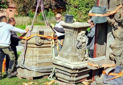 Historický kříž se vrátil do Žiželic. Nestojí již ve svahu u kaple, kde mu hrozil pád, ale nově zdobí centrum obce Historický kříž se vrátil do Žiželic. Nestojí již ve svahu u kaple, kde mu hrozil pád, ale nově zdobí centrum obce