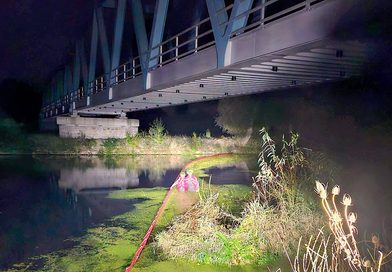 Ropné látky v Ohři: pátrání a zásahy se přesunuly na Lounsko, složitá situace trvá již šest dní Ropné látky v Ohři: pátrání a zásahy se přesunuly na Lounsko, složitá situace trvá již šest dní