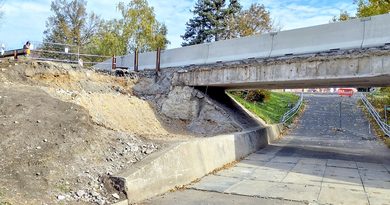 Vybouraný most u Chaloupky v Žatci: zbyla z něj jen půlka. Omezení při průjezdu potrvají až do června Vybouraný most u Chaloupky v Žatci: zbyla z něj jen půlka. Omezení při průjezdu potrvají až do června